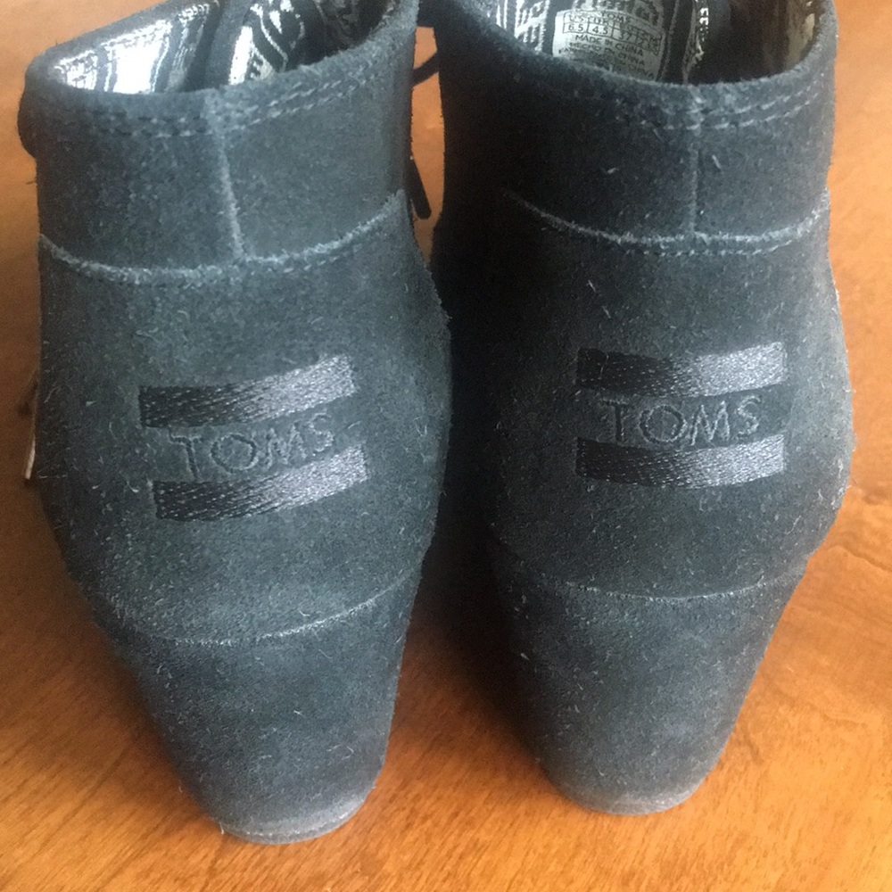 TOMS Black Suede Lace-Up Wedge Ankle Boot - 6.5